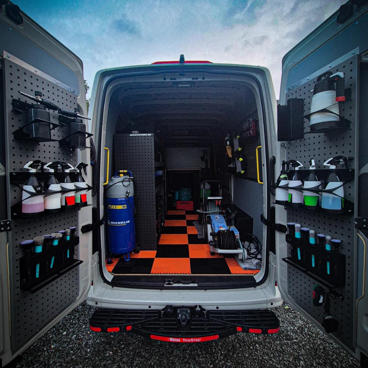 Het uitgeruste interieur van de ICO Washbus